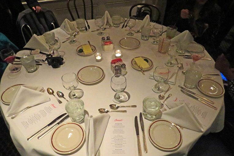 Table dressée pour un dîner de gala