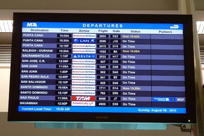 Tableau des départs dans un aéroport