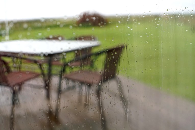 Terrasse détrempée un jour de pluie
