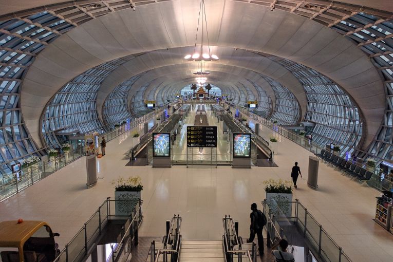 Le terminal de l’aéroport de Suvarnabhumi à Bangkok