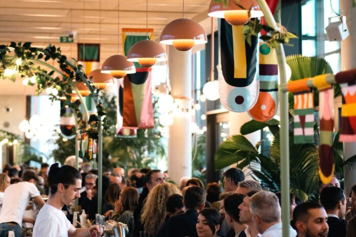 Ambiance festive au bar-restaurant d’un ho(s)tel The People