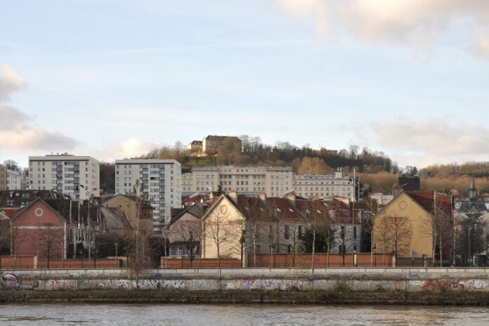 Les quais de Suresnes vus depuis la Seine